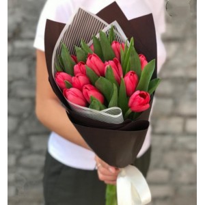 Букет алых тюльпанов